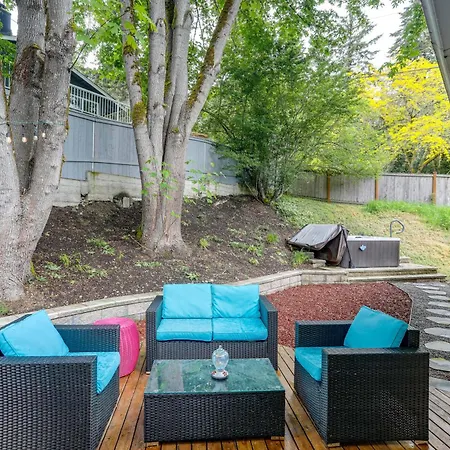 Pet-Friendly Sammamish Home With Deck About 3 Mi To Lake